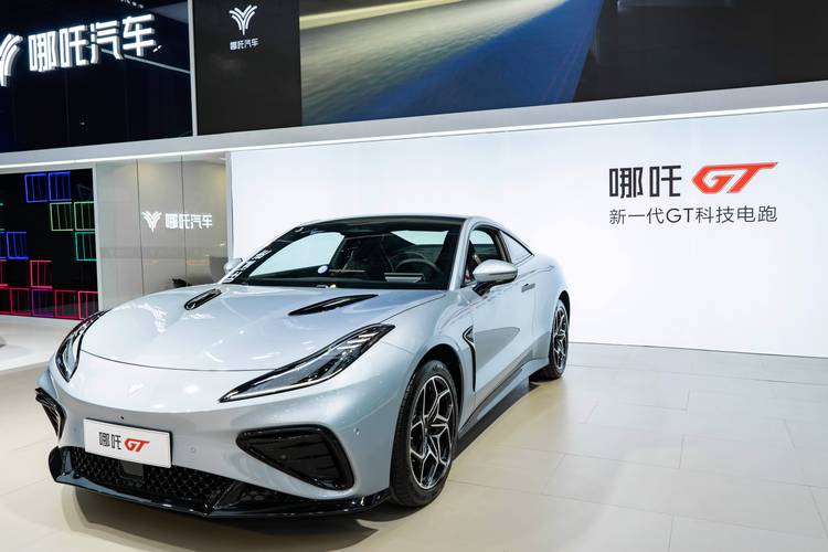 东莞165哪吒汽车在智能汽车领域的表现，领途汽车在新能源汽车市场中的影响力